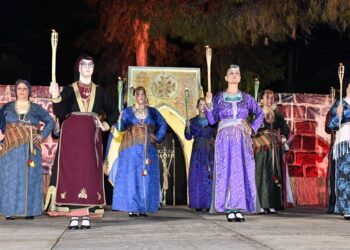 Το Μνημείο «Αγώνων και θυσιών του ποντιακού ελληνισμού» και μπροστά μέλη του «Φάρου» Αγίας Βαρβάρας, στην εκδήλωση μνήμης για τη Γενοκτονία των Ποντίων, 19 Μαΐου 2024 (φωτ.: Facebook / Σύλλογος Ποντίων Αγ. Βαρβάρας Ο Φάρος)