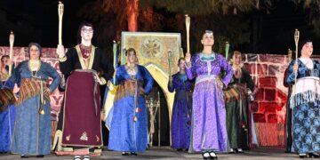 Το Μνημείο «Αγώνων και θυσιών του ποντιακού ελληνισμού» και μπροστά μέλη του «Φάρου» Αγίας Βαρβάρας, στην εκδήλωση μνήμης για τη Γενοκτονία των Ποντίων, 19 Μαΐου 2024 (φωτ.: Facebook / Σύλλογος Ποντίων Αγ. Βαρβάρας Ο Φάρος)