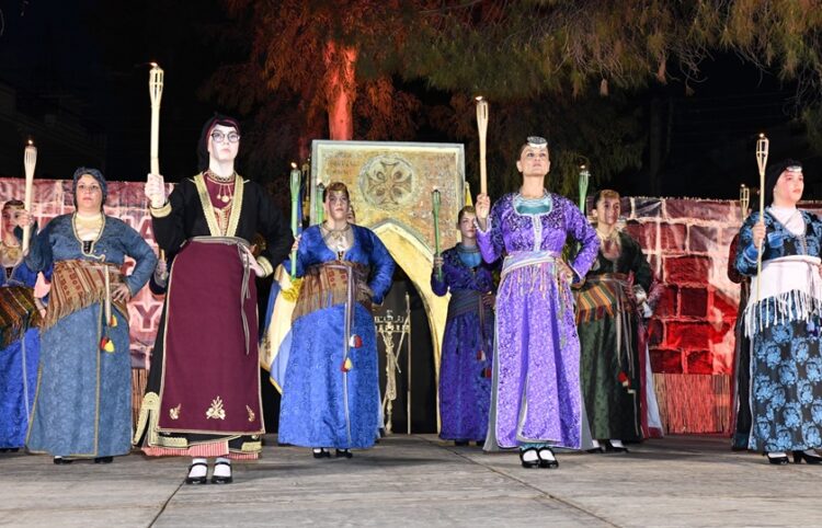 Το Μνημείο «Αγώνων και θυσιών του ποντιακού ελληνισμού» και μπροστά μέλη του «Φάρου» Αγίας Βαρβάρας, στην εκδήλωση μνήμης για τη Γενοκτονία των Ποντίων, 19 Μαΐου 2024 (φωτ.: Facebook / Σύλλογος Ποντίων Αγ. Βαρβάρας Ο Φάρος)