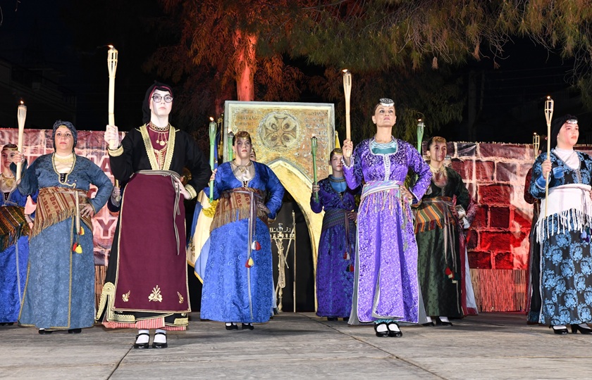 Το Μνημείο «Αγώνων και θυσιών του ποντιακού ελληνισμού» και μπροστά μέλη του «Φάρου» Αγίας Βαρβάρας, στην εκδήλωση μνήμης για τη Γενοκτονία των Ποντίων, 19 Μαΐου 2024 (φωτ.: Facebook / Σύλλογος Ποντίων Αγ. Βαρβάρας Ο Φάρος)