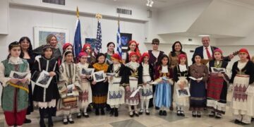 Ντυμένοι με παραδοσιακές στολές οι μαθητές του σχολείου «Δημήτριος και Γεωργία Καλοειδή» στο Brooklyn (φωτ.: hellenicdailynewsny.com)