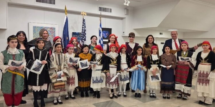 Ντυμένοι με παραδοσιακές στολές οι μαθητές του σχολείου «Δημήτριος και Γεωργία Καλοειδή» στο Brooklyn (φωτ.: hellenicdailynewsny.com)