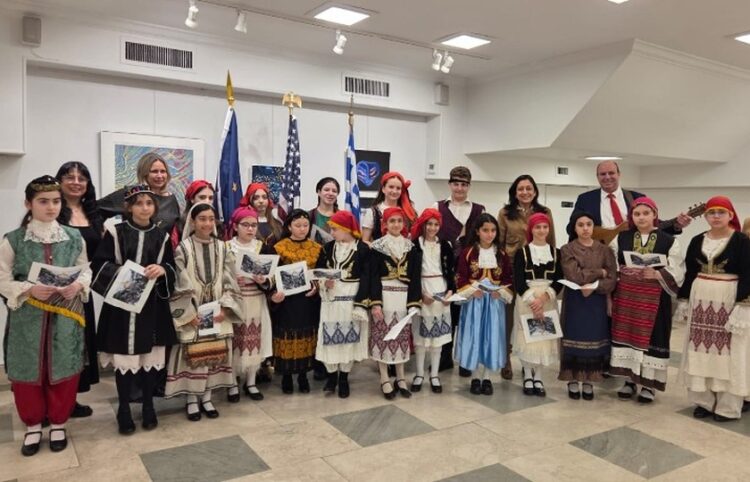 Ντυμένοι με παραδοσιακές στολές οι μαθητές του σχολείου «Δημήτριος και Γεωργία Καλοειδή» στο Brooklyn (φωτ.: hellenicdailynewsny.com)