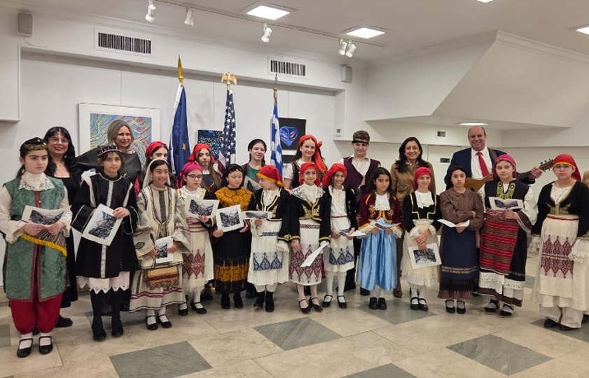 Ντυμένοι με παραδοσιακές στολές οι μαθητές του σχολείου «Δημήτριος και Γεωργία Καλοειδή» στο Brooklyn (φωτ.: hellenicdailynewsny.com)