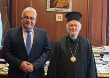 Ο Οικουμενικός Πατριάρχης Βαρθολομαίος με τον υφυπουργό Παιδείας Ν. Παπαϊωάννου (φωτ.: facebook/Nikos Papaioannou)