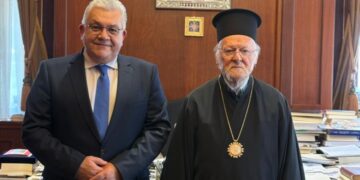 Ο Οικουμενικός Πατριάρχης Βαρθολομαίος με τον υφυπουργό Παιδείας Ν. Παπαϊωάννου (φωτ.: facebook/Nikos Papaioannou)