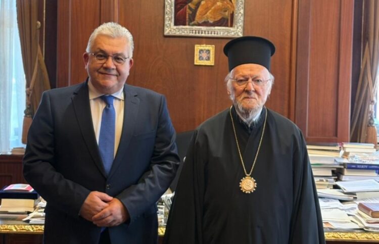 Ο Οικουμενικός Πατριάρχης Βαρθολομαίος με τον υφυπουργό Παιδείας Ν. Παπαϊωάννου (φωτ.: facebook/Nikos Papaioannou)