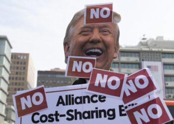 Διαμαρτυρία στη Νότια Κορέα κατά του αιτήματος του Ντόναλντ Τραμπ για την αποστολή πολεμικών πλοίων στο Στενό του Ορμούζ από τη Σεούλ (φωτ.: EPA/Jeon Heon-Kyun)