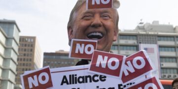 Διαμαρτυρία στη Νότια Κορέα κατά του αιτήματος του Ντόναλντ Τραμπ για την αποστολή πολεμικών πλοίων στο Στενό του Ορμούζ από τη Σεούλ (φωτ.: EPA/Jeon Heon-Kyun)