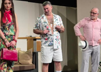 Στιγμιότυπο από τη θεατρική παράσταση «Ο πάρδον» (φωτ.: e-enimerosi.com)