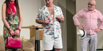 Στιγμιότυπο από τη θεατρική παράσταση «Ο πάρδον» (φωτ.: e-enimerosi.com)