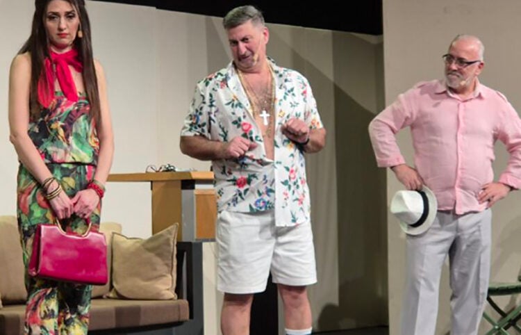 Στιγμιότυπο από τη θεατρική παράσταση «Ο πάρδον» (φωτ.: e-enimerosi.com)