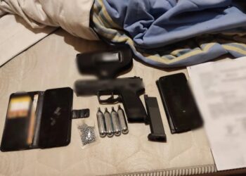 Όπλο το οποίο κατασχέθηκε στη διάρκεια των ερευνών για το κύκλωμα απάτης σε βάρος του ΕΦΚΑ (φωτ.: Ελληνική Αστυνομία)