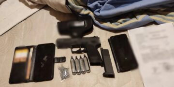 Όπλο το οποίο κατασχέθηκε στη διάρκεια των ερευνών για το κύκλωμα απάτης σε βάρος του ΕΦΚΑ (φωτ.: Ελληνική Αστυνομία)