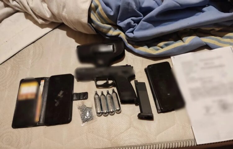 Όπλο το οποίο κατασχέθηκε στη διάρκεια των ερευνών για το κύκλωμα απάτης σε βάρος του ΕΦΚΑ (φωτ.: Ελληνική Αστυνομία)