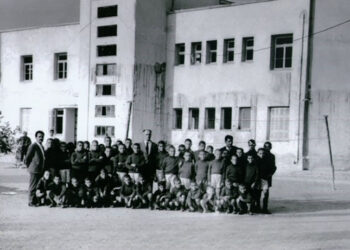 1964: Επίσημη παράδοση του κτηρίου μετά από επτά χρόνια, με πολλές ατέλειες (πηγή: Βιβλιοθήκη Εστίας Νέας Σμύρνης)