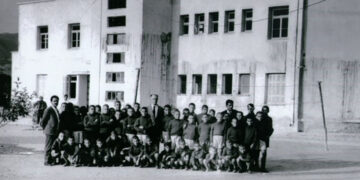 1964: Επίσημη παράδοση του κτηρίου μετά από επτά χρόνια, με πολλές ατέλειες (πηγή: Βιβλιοθήκη Εστίας Νέας Σμύρνης)