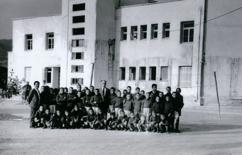 1964: Επίσημη παράδοση του κτηρίου μετά από επτά χρόνια, με πολλές ατέλειες (πηγή: Βιβλιοθήκη Εστίας Νέας Σμύρνης)