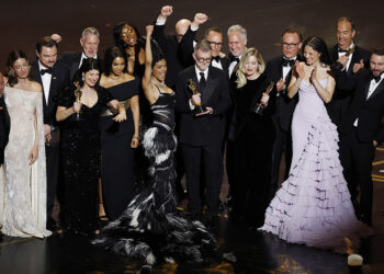 Οι συντελεστές της ταινίας «One Battle After Another» που απέσπασε 6 χρυσά αγαλματίδια (φωτ.: EPA / Chris Torres)