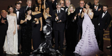 Οι συντελεστές της ταινίας «One Battle After Another» που απέσπασε 6 χρυσά αγαλματίδια (φωτ.: EPA / Chris Torres)