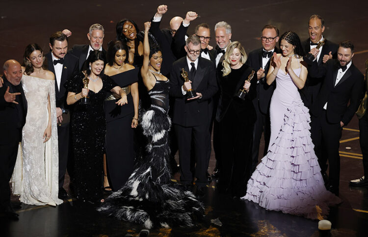 Οι συντελεστές της ταινίας «One Battle After Another» που απέσπασε 6 χρυσά αγαλματίδια (φωτ.: EPA / Chris Torres)