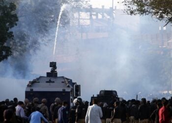 Δυνάμεις ασφαλείας χρησιμοποιούν κανόνι νερού κατά διαδηλωτών στο Καράτσι του Πακιστάν, κοντά στην αμερικανική πρεσβεία (φωτ.: EPA/Rehan Khan)