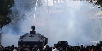 Δυνάμεις ασφαλείας χρησιμοποιούν κανόνι νερού κατά διαδηλωτών στο Καράτσι του Πακιστάν, κοντά στην αμερικανική πρεσβεία (φωτ.: EPA/Rehan Khan)