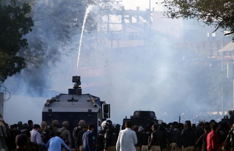 Δυνάμεις ασφαλείας χρησιμοποιούν κανόνι νερού κατά διαδηλωτών στο Καράτσι του Πακιστάν, κοντά στην αμερικανική πρεσβεία (φωτ.: EPA/Rehan Khan)