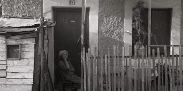 Από το αρχείο του Αλέξανδρου Τζώνη, η φωτογραφία περιλαμβάνεται στο βίντεο «Παράγκες: μια μικρή ιστορία» (πηγή: YouTube / Εθνικό Ιστορικό Μουσείο Αθήνα)