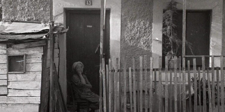 Από το αρχείο του Αλέξανδρου Τζώνη, η φωτογραφία περιλαμβάνεται στο βίντεο «Παράγκες: μια μικρή ιστορία» (πηγή: YouTube / Εθνικό Ιστορικό Μουσείο Αθήνα)