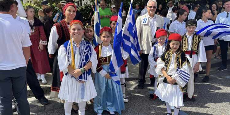 Παιδιά της ομογένειας που συμμετείχαν στην παρέλαση που έγινε στη Μελβούρνη για την 205η επέτειο από την Ελληνική Επανάσταση. Κυριακή 22 Μαρτίου 2026 (φωτ.: SBS Greek)