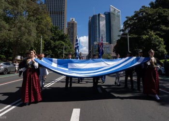Νέες και νέοι της ομογένειας με την ελληνική σημαία στο Σίδνεϊ. Κυριακή 29 Μαρτίου 2026 (φωτ.: Αρχιεπισκοπή Αυστραλίας / Μάρκελλος Πετρόπουλος)