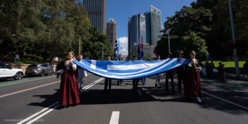 Νέες και νέοι της ομογένειας με την ελληνική σημαία στο Σίδνεϊ. Κυριακή 29 Μαρτίου 2026 (φωτ.: Αρχιεπισκοπή Αυστραλίας / Μάρκελλος Πετρόπουλος)