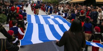 Στιγμιότυπο από την παρέλαση της 25ης Μαρτίου στη Λάρισα (φωτ.: EUROKINISSI/Λεωνίδας Τζέκας)