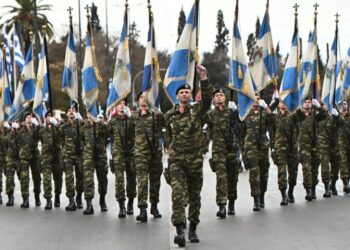 Στιγμιότυπο από την περσινή στρατιωτική παρέλαση στο κέντρο της Αθήνας (φωτ.: EUROKINISSI/Κώστας Τζούμας)