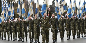 Στιγμιότυπο από την περσινή στρατιωτική παρέλαση στο κέντρο της Αθήνας (φωτ.: EUROKINISSI/Κώστας Τζούμας)