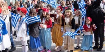 Μικροί ομογενείς στην περσινή παρέλαση (φωτ.: Greektown Chicago)