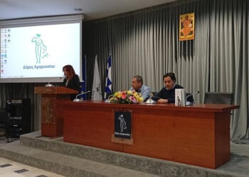 Το βιβλίο παρουσίασαν ο συγγραφέας Κώστας Μπαλαχούτης και ο εκδότης Σάββας Καλεντερίδης. Τετάρτη 4 Μαρτίου 2026 (φωτ.: Facebook / Μαρία Κοσμίδη)