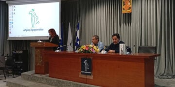 Το βιβλίο παρουσίασαν ο συγγραφέας Κώστας Μπαλαχούτης και ο εκδότης Σάββας Καλεντερίδης. Τετάρτη 4 Μαρτίου 2026 (φωτ.: Facebook / Μαρία Κοσμίδη)