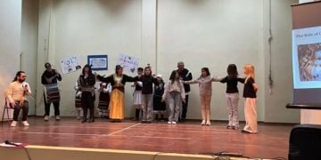 Στιγμιότυπο από την εκδήλωση προς τιμήν των παιδιών από την Κροατία (φωτ.: Facebook / Πολιτιστική Λέσχη Ποντίων Περδίκκα)