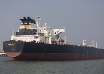 Πετρελαιοφόρο με σημαία Λιβερίας μεταφέρει αργό πετρέλαιο στην Ινδία αφού διέσχισε το Στενό του Ορμούζ την περασμένη Πέμπτη (φωτ.: EPA/Divyakant Solanki)