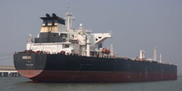 Πετρελαιοφόρο με σημαία Λιβερίας μεταφέρει αργό πετρέλαιο στην Ινδία αφού διέσχισε το Στενό του Ορμούζ την περασμένη Πέμπτη (φωτ.: EPA/Divyakant Solanki)