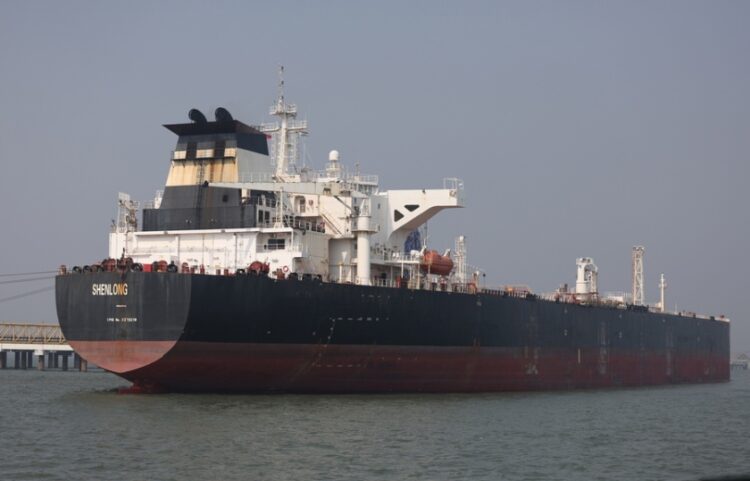 Πετρελαιοφόρο με σημαία Λιβερίας μεταφέρει αργό πετρέλαιο στην Ινδία αφού διέσχισε το Στενό του Ορμούζ την περασμένη Πέμπτη (φωτ.: EPA/Divyakant Solanki)