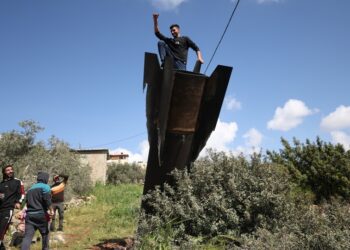 Παλαιστίνιος έχει σκαρφαλώσει σε ιρανικό βαλλιστικό πύραυλο που κατέπεσε στη Δυτική Όχθη (φωτ.: EPA/Alaa Badarneh)