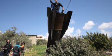 Παλαιστίνιος έχει σκαρφαλώσει σε ιρανικό βαλλιστικό πύραυλο που κατέπεσε στη Δυτική Όχθη (φωτ.: EPA/Alaa Badarneh)