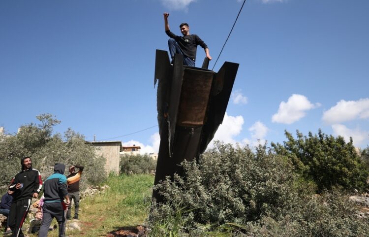 Παλαιστίνιος έχει σκαρφαλώσει σε ιρανικό βαλλιστικό πύραυλο που κατέπεσε στη Δυτική Όχθη (φωτ.: EPA/Alaa Badarneh)