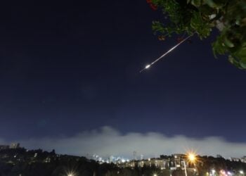 Τα συστήματα αεράμυνας του Ισραήλ αναχαιτίζουν βλήματα πάνω από την Ιερουσαλήμ (φωτ.: EPA/Abir Sultan)