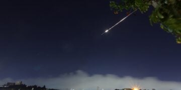 Τα συστήματα αεράμυνας του Ισραήλ αναχαιτίζουν βλήματα πάνω από την Ιερουσαλήμ (φωτ.: EPA/Abir Sultan)