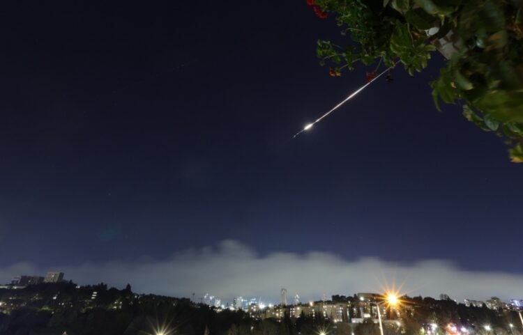 Τα συστήματα αεράμυνας του Ισραήλ αναχαιτίζουν βλήματα πάνω από την Ιερουσαλήμ (φωτ.: EPA/Abir Sultan)