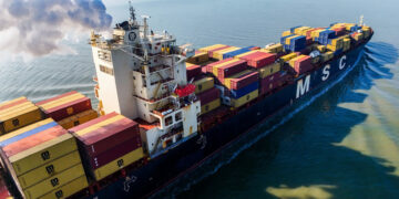 Το πλοίο MSC Ela με σημαία Παναμά αποχωρεί από το λιμάνι της Αμβέρσας
(φωτ.: EPA / Οlivier Ηoslet)